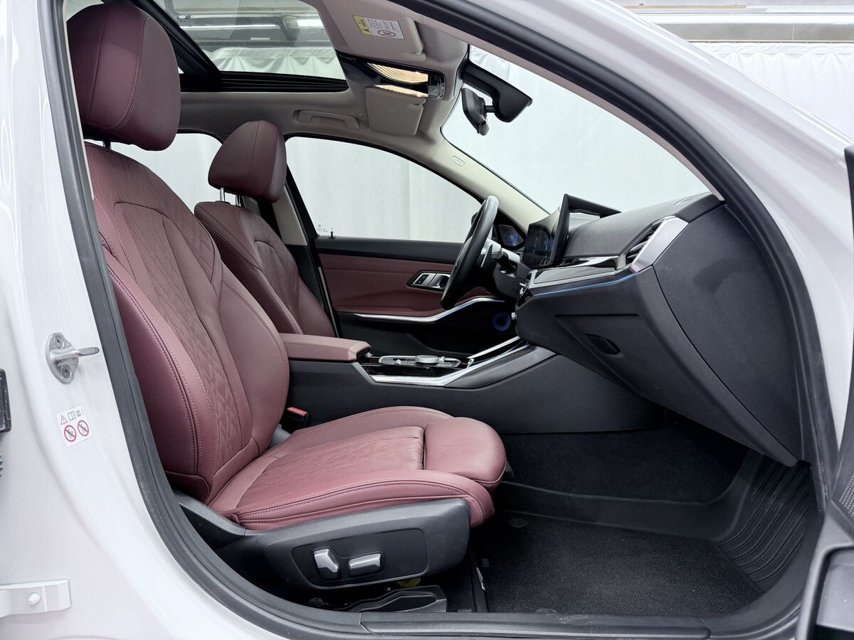 BMW 3-Series 2023 - фото автомобиля