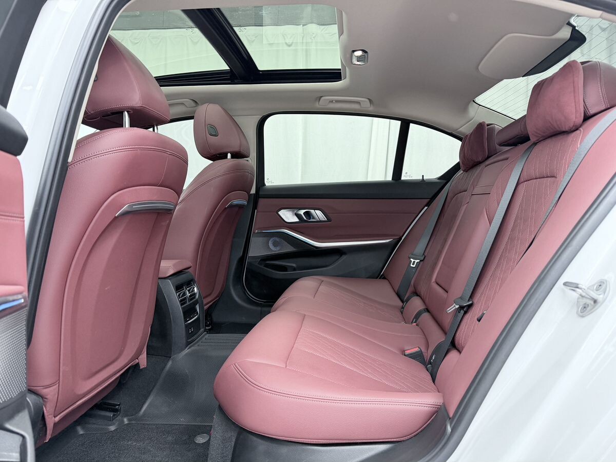 BMW 3-Series 2023 - фото автомобиля