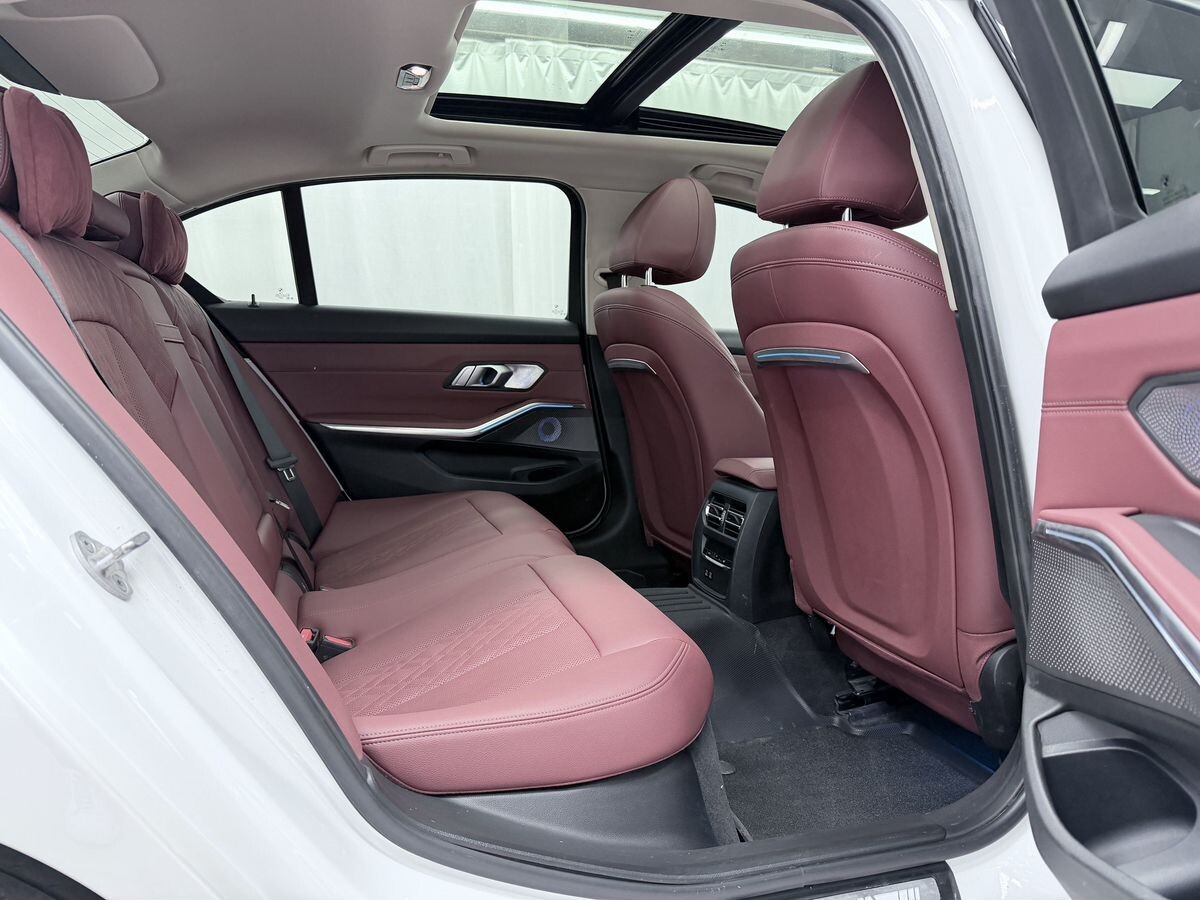 BMW 3-Series 2023 - фото автомобиля