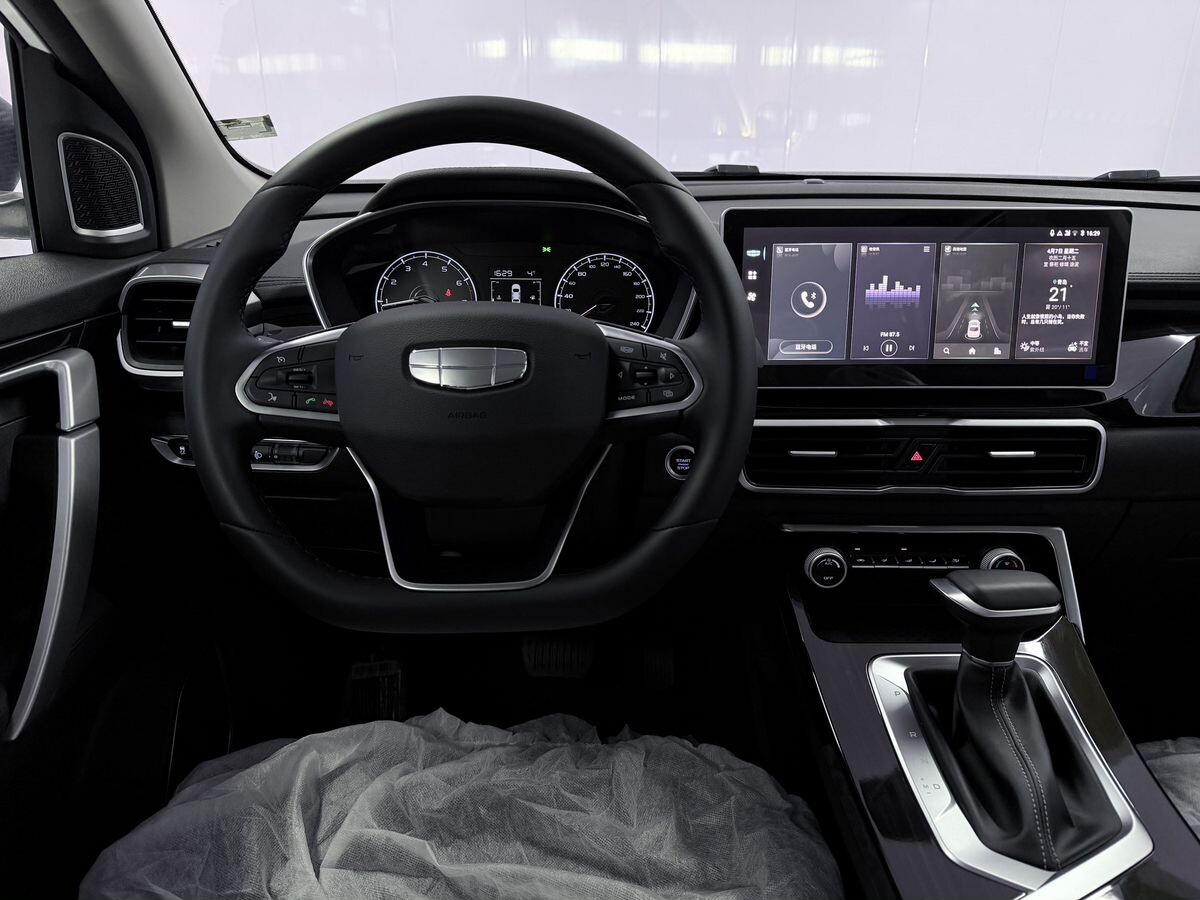 Geely Coolray 2025 - фото автомобиля