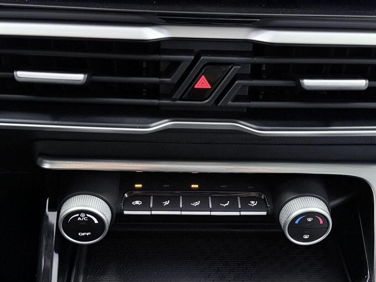 Geely Coolray 2025 - фото автомобиля