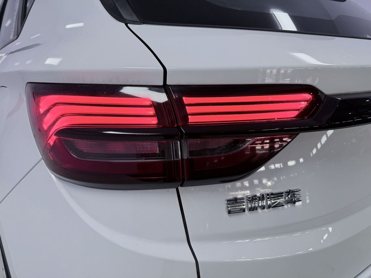 Geely Coolray 2025 - фото автомобиля