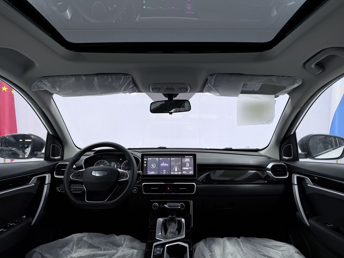 Geely Coolray 2025 - фото автомобиля