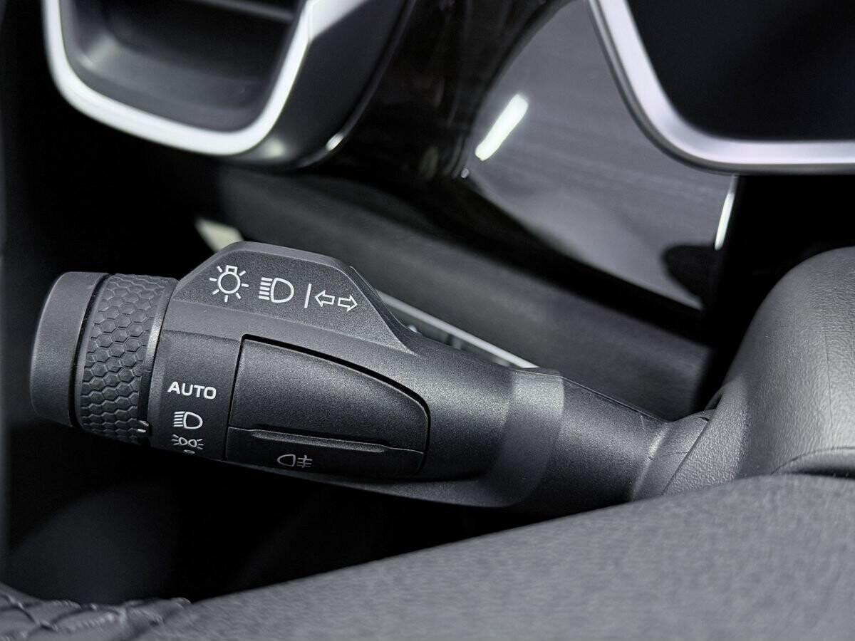 Geely Coolray 2025 - фото автомобиля