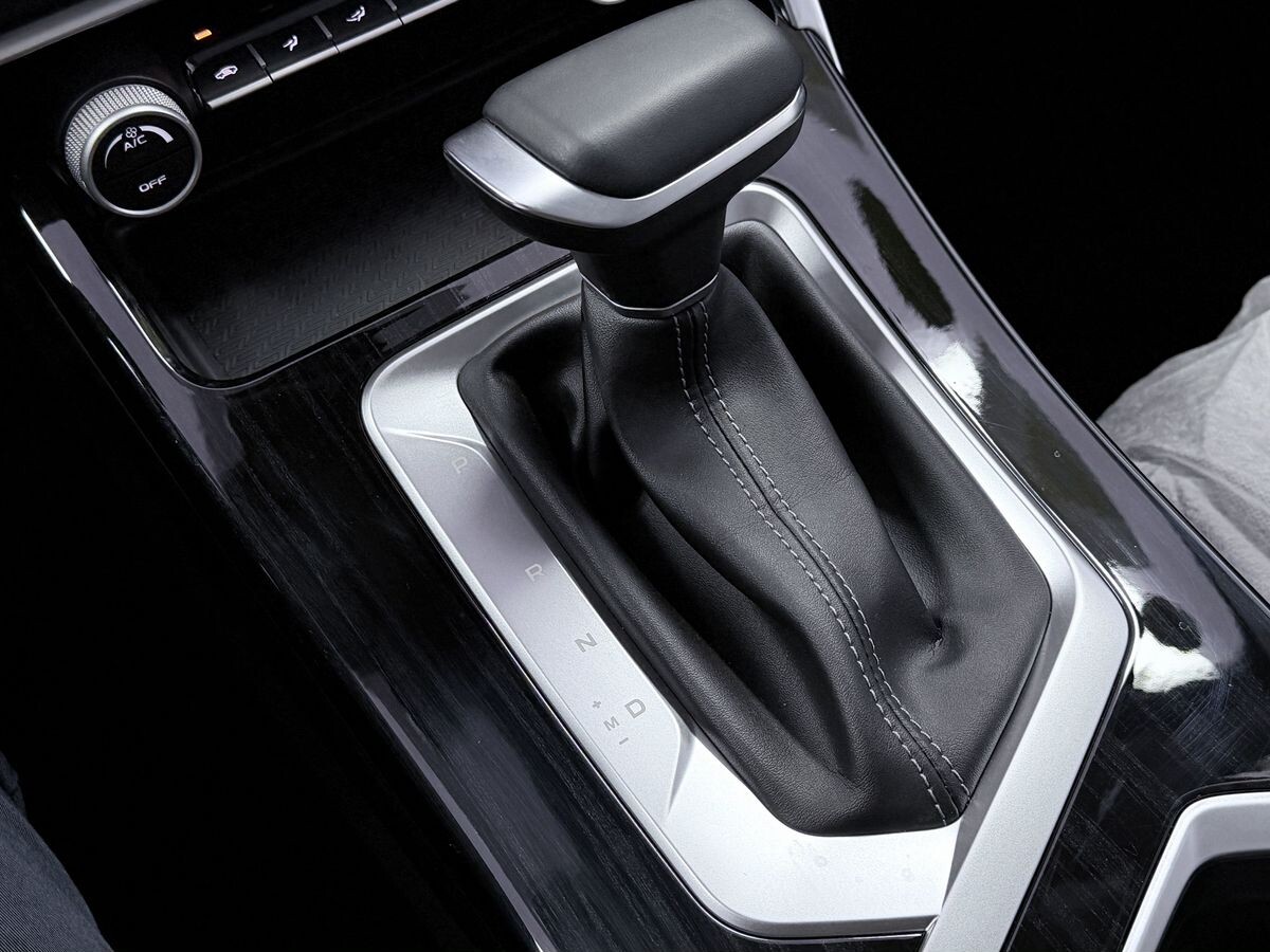 Geely Coolray 2025 - фото автомобиля