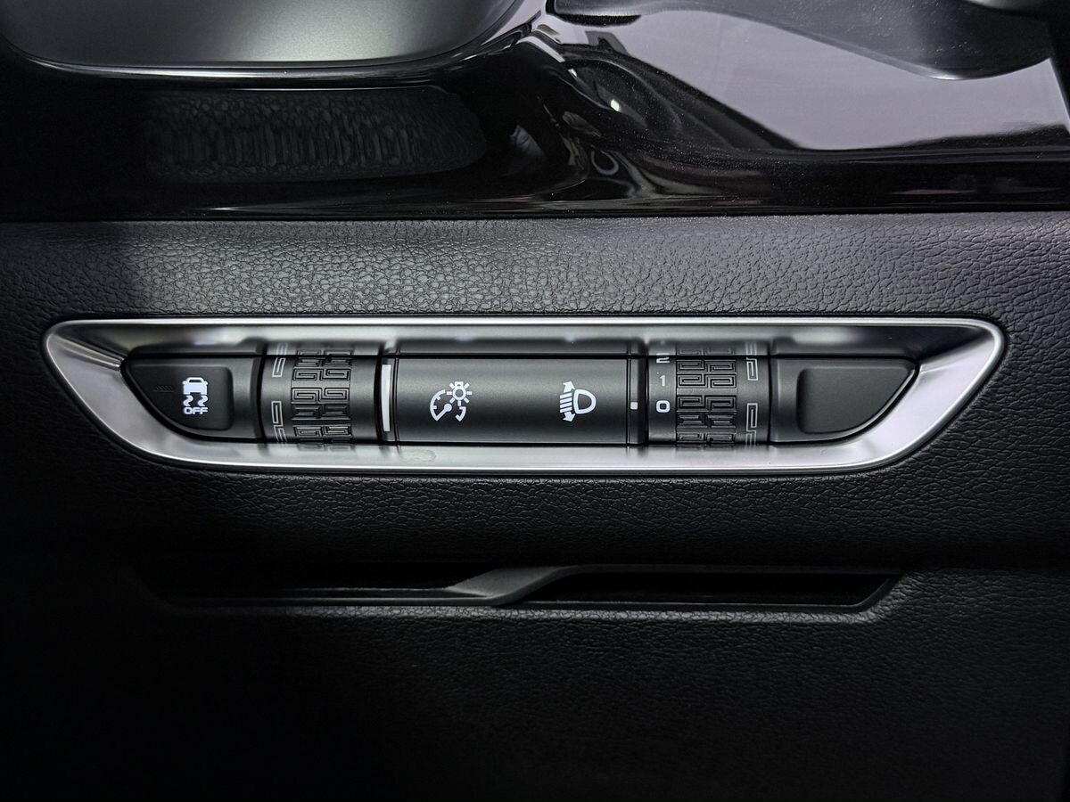 Geely Coolray 2025 - фото автомобиля