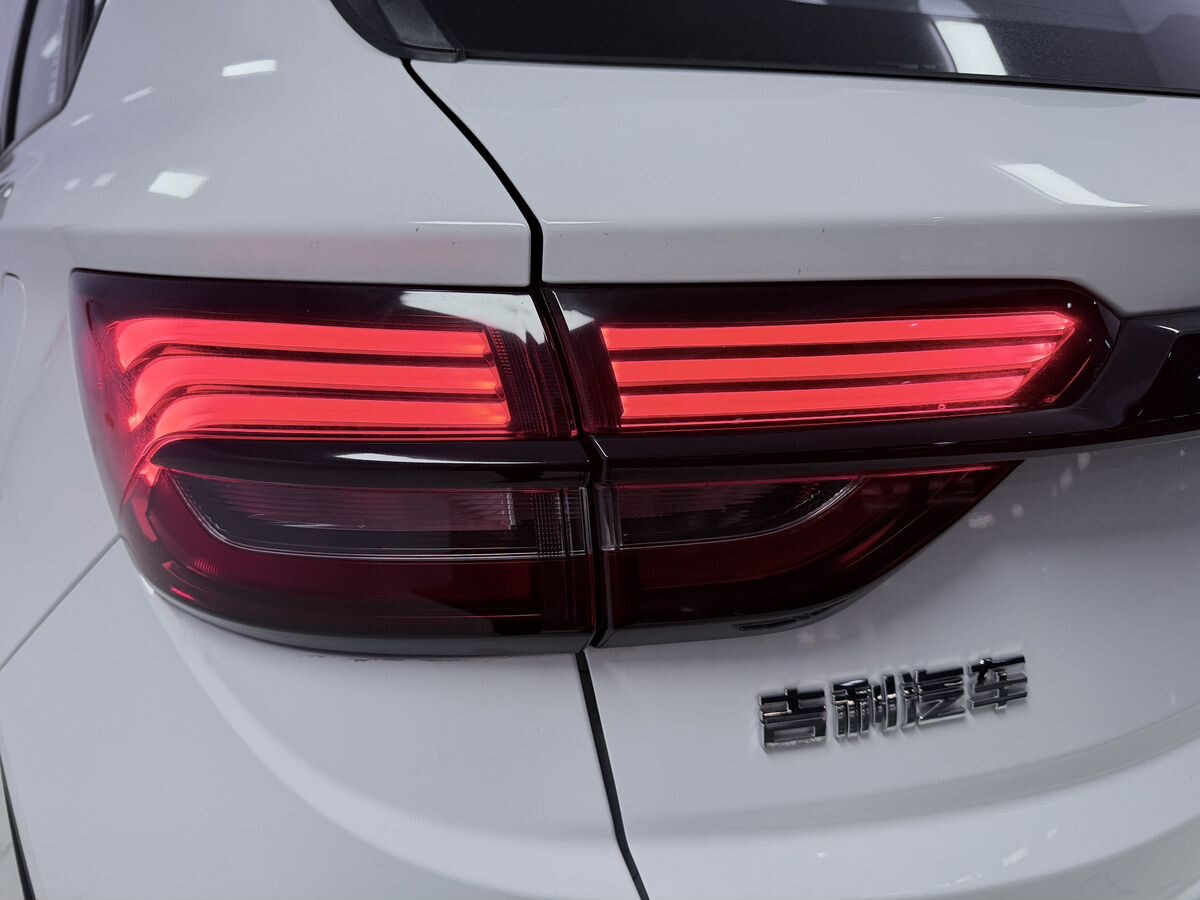 Geely Coolray 2025 - фото автомобиля