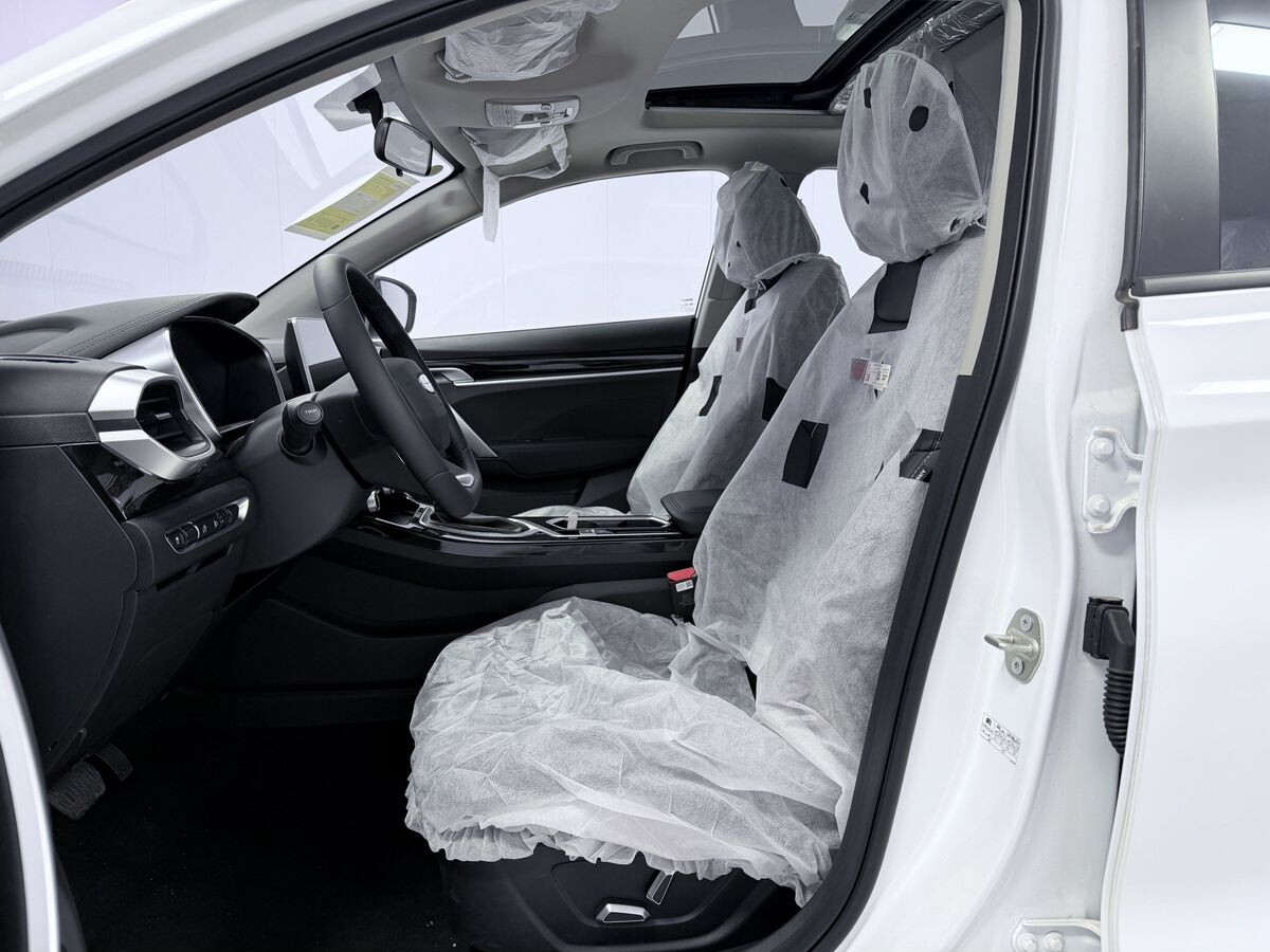 Geely Coolray 2025 - фото автомобиля