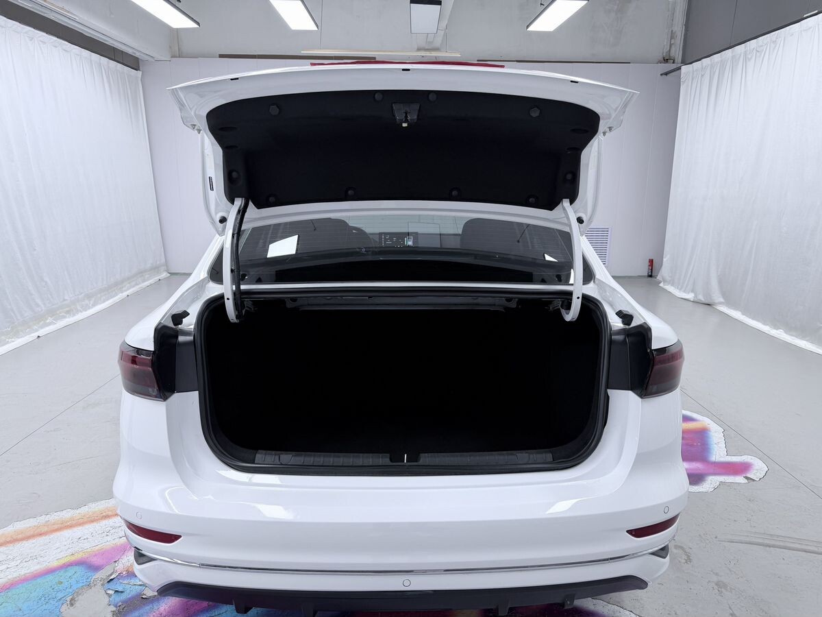 Geely Emgrand 2023 - фото автомобиля