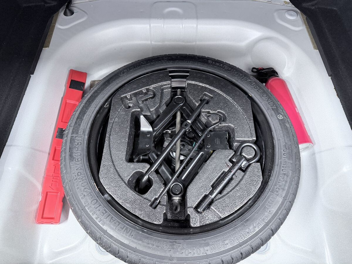 Geely Emgrand 2023 - фото автомобиля