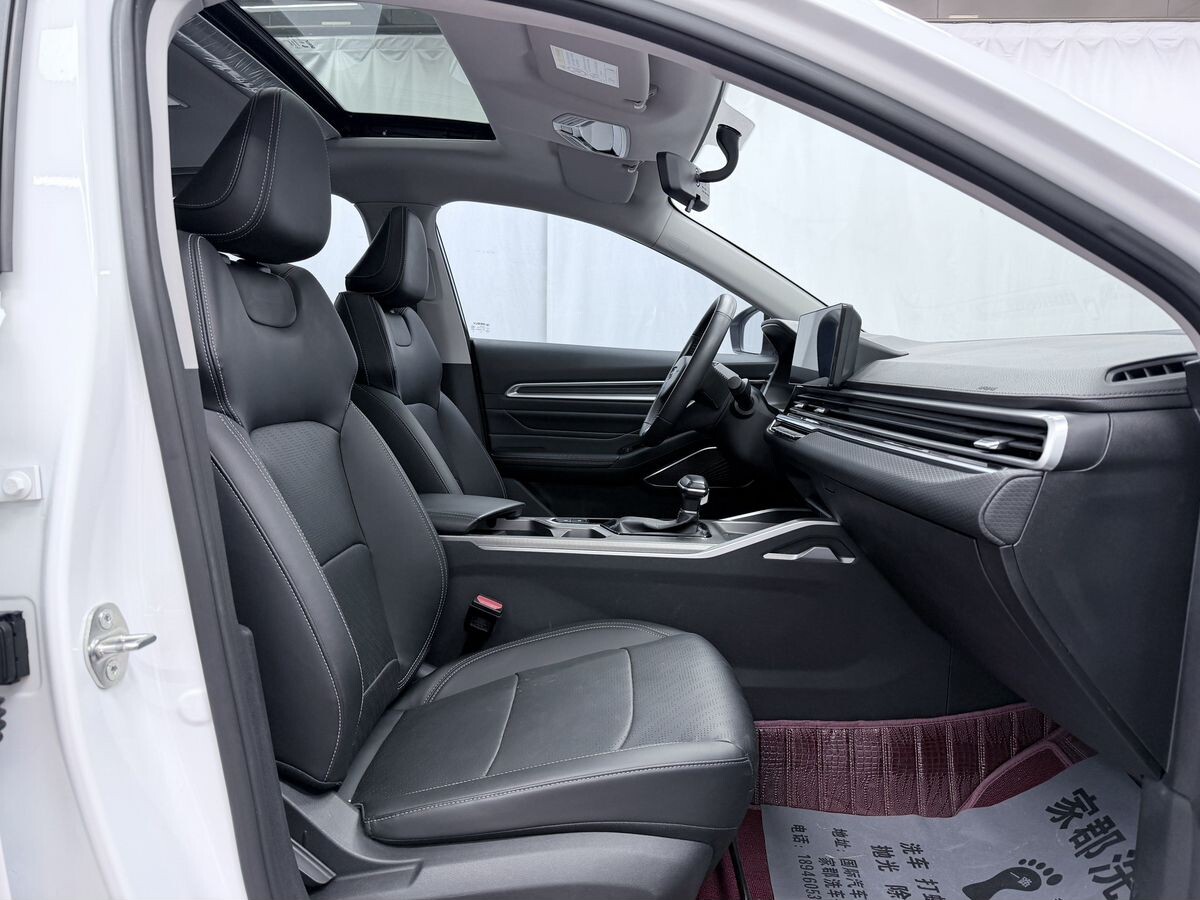 Geely Emgrand 2023 - фото автомобиля