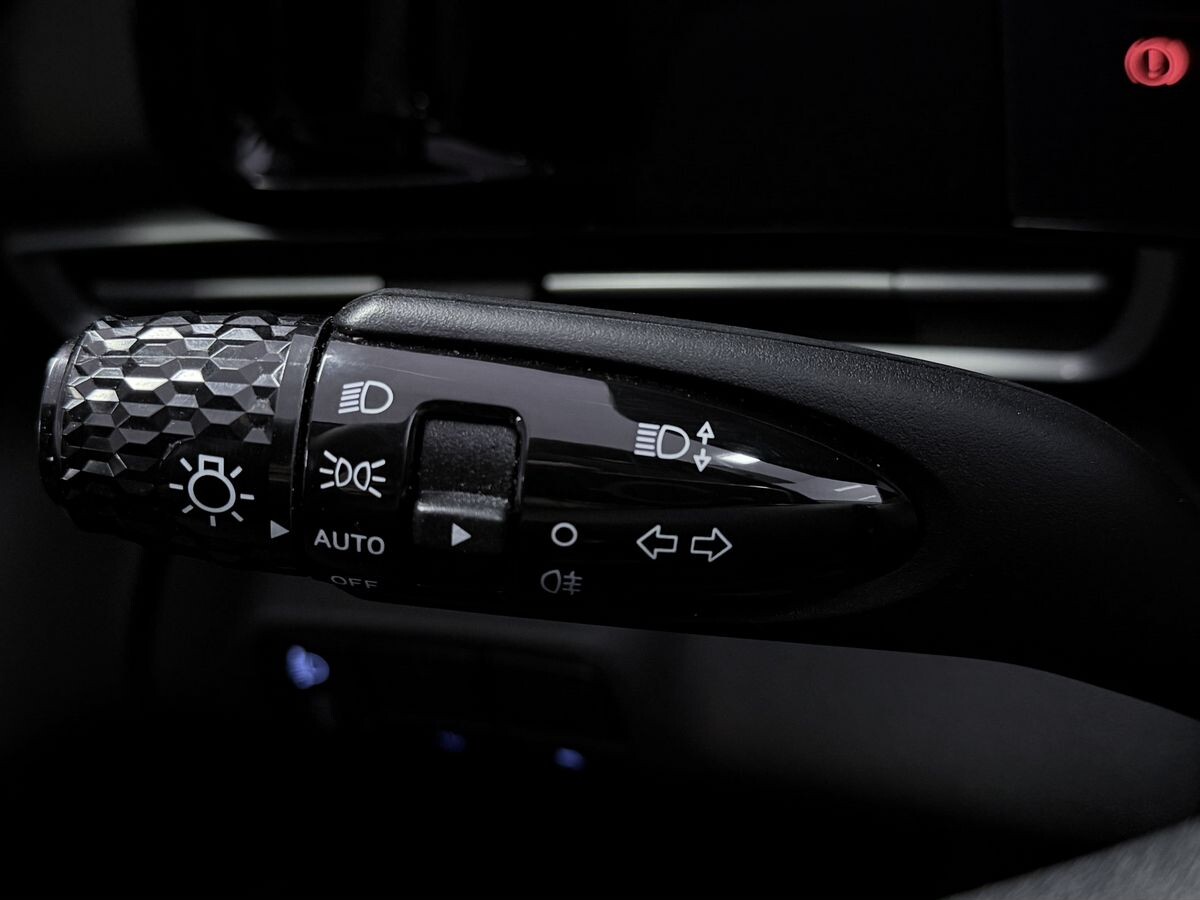 Hyundai Elantra 2023 - фото автомобиля