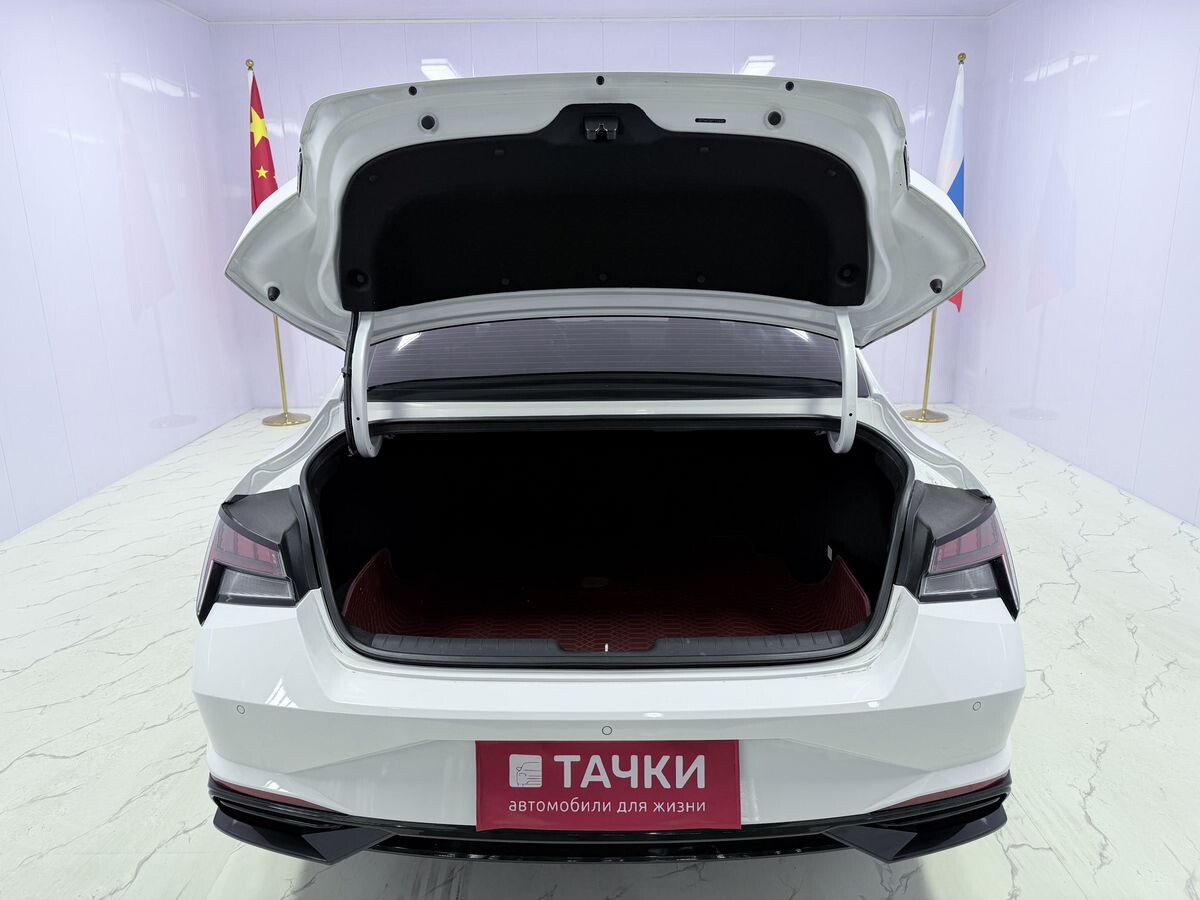 Hyundai Elantra 2023 - фото автомобиля