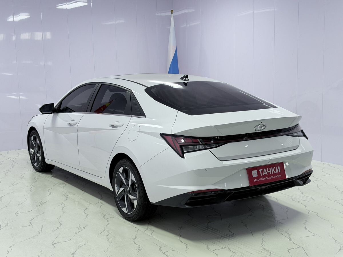 Hyundai Elantra 2023 - фото автомобиля