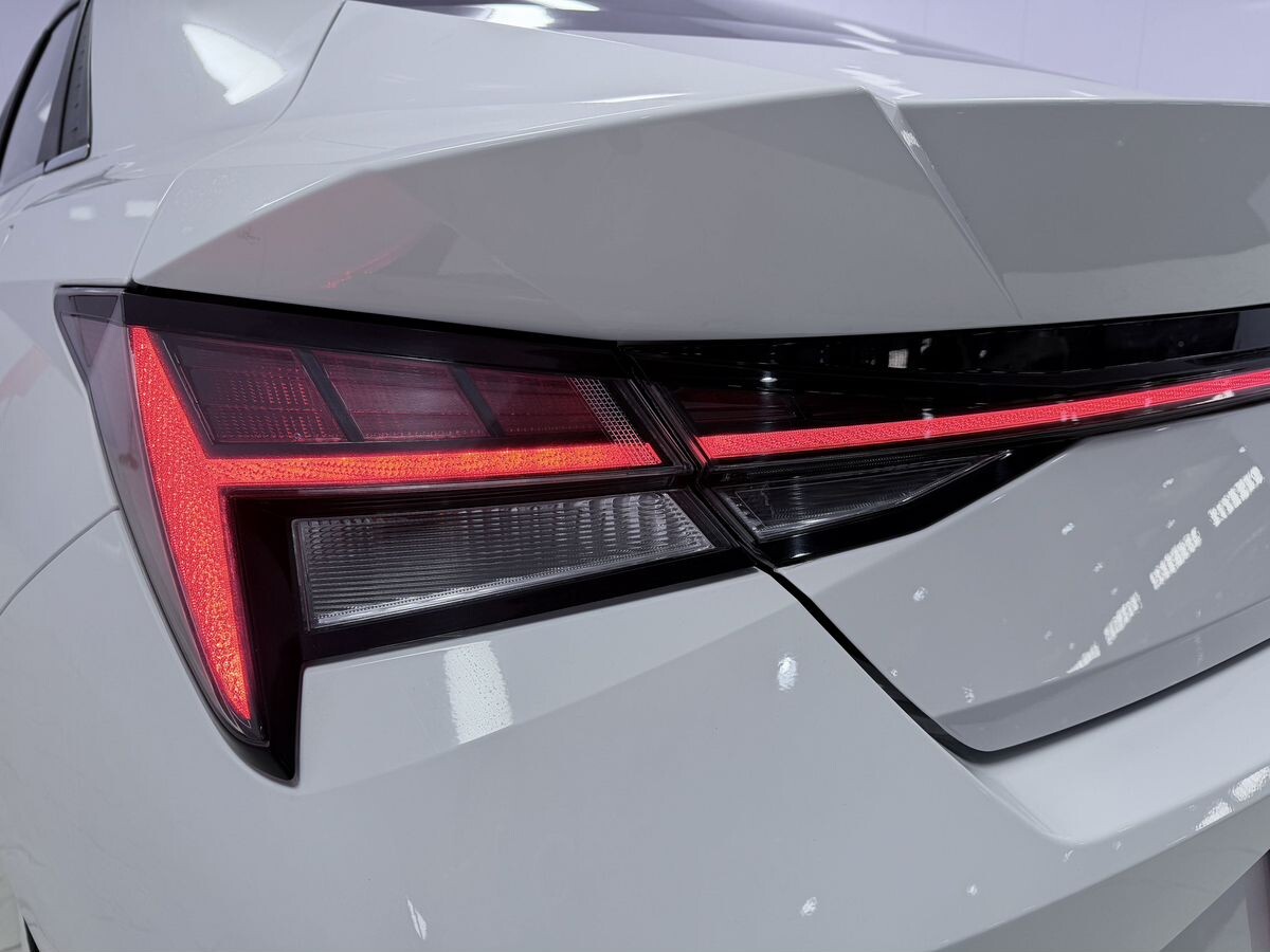 Hyundai Elantra 2023 - фото автомобиля