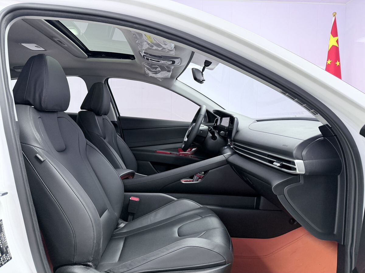 Hyundai Elantra 2023 - фото автомобиля