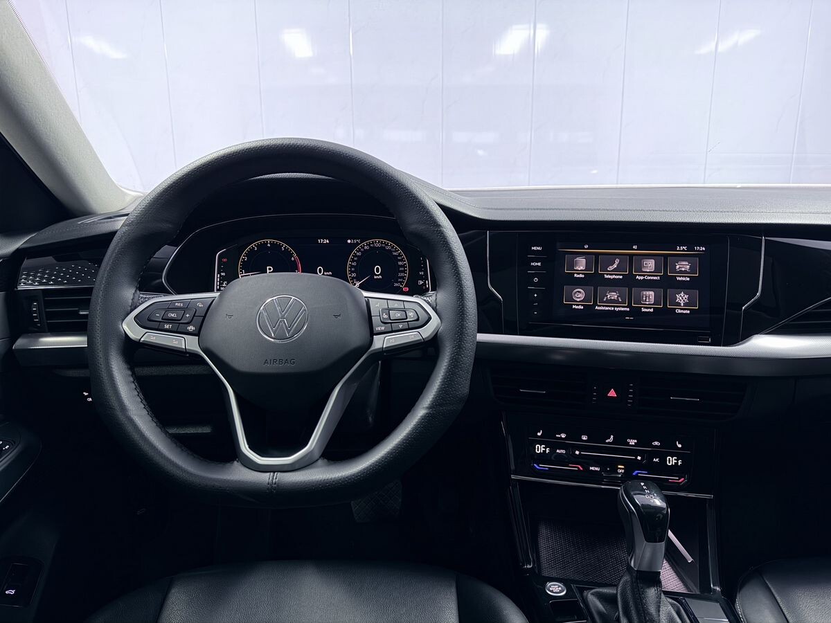 Volkswagen Passat 2022 - фото автомобиля