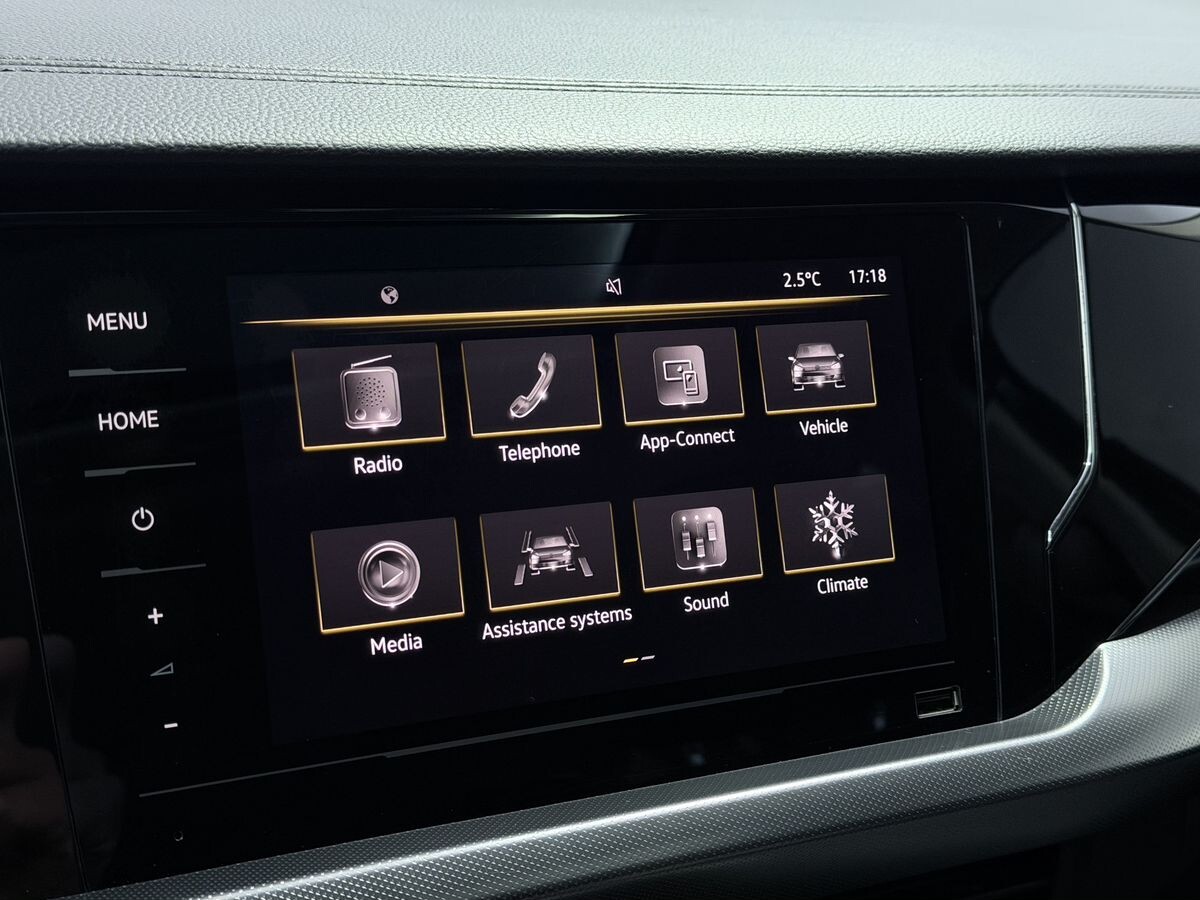 Volkswagen Passat 2022 - фото автомобиля