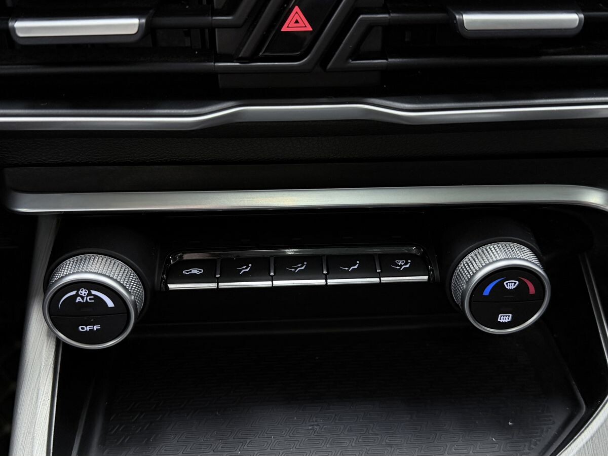 Geely Coolray 2022 - фото автомобиля