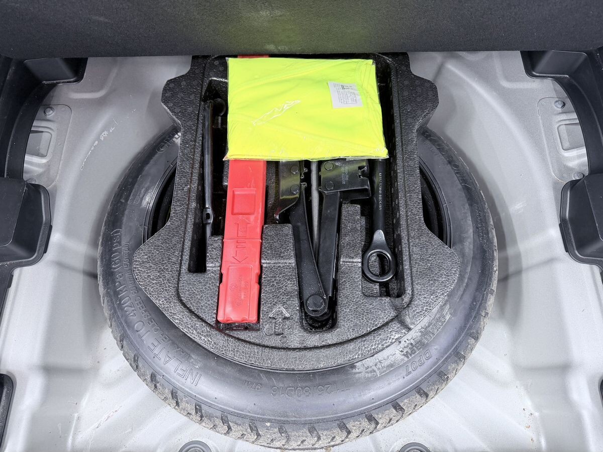 Geely Coolray 2022 - фото автомобиля