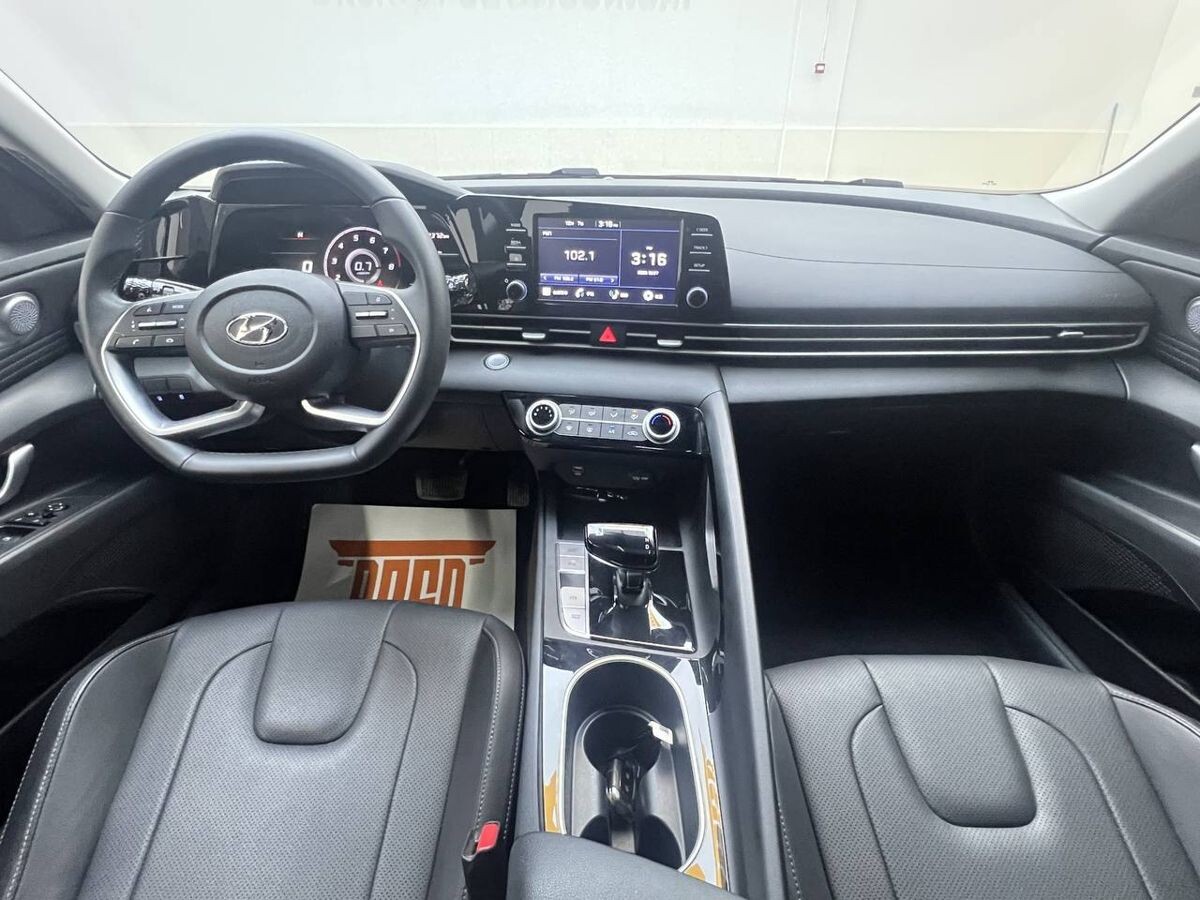 Hyundai Elantra 2022 - фото автомобиля