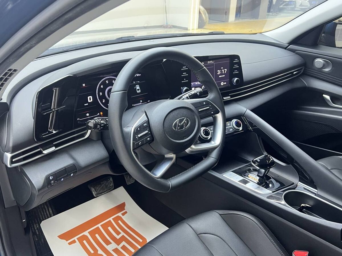 Hyundai Elantra 2022 - фото автомобиля