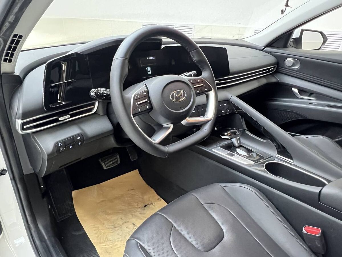 Hyundai Elantra 2022 - фото автомобиля