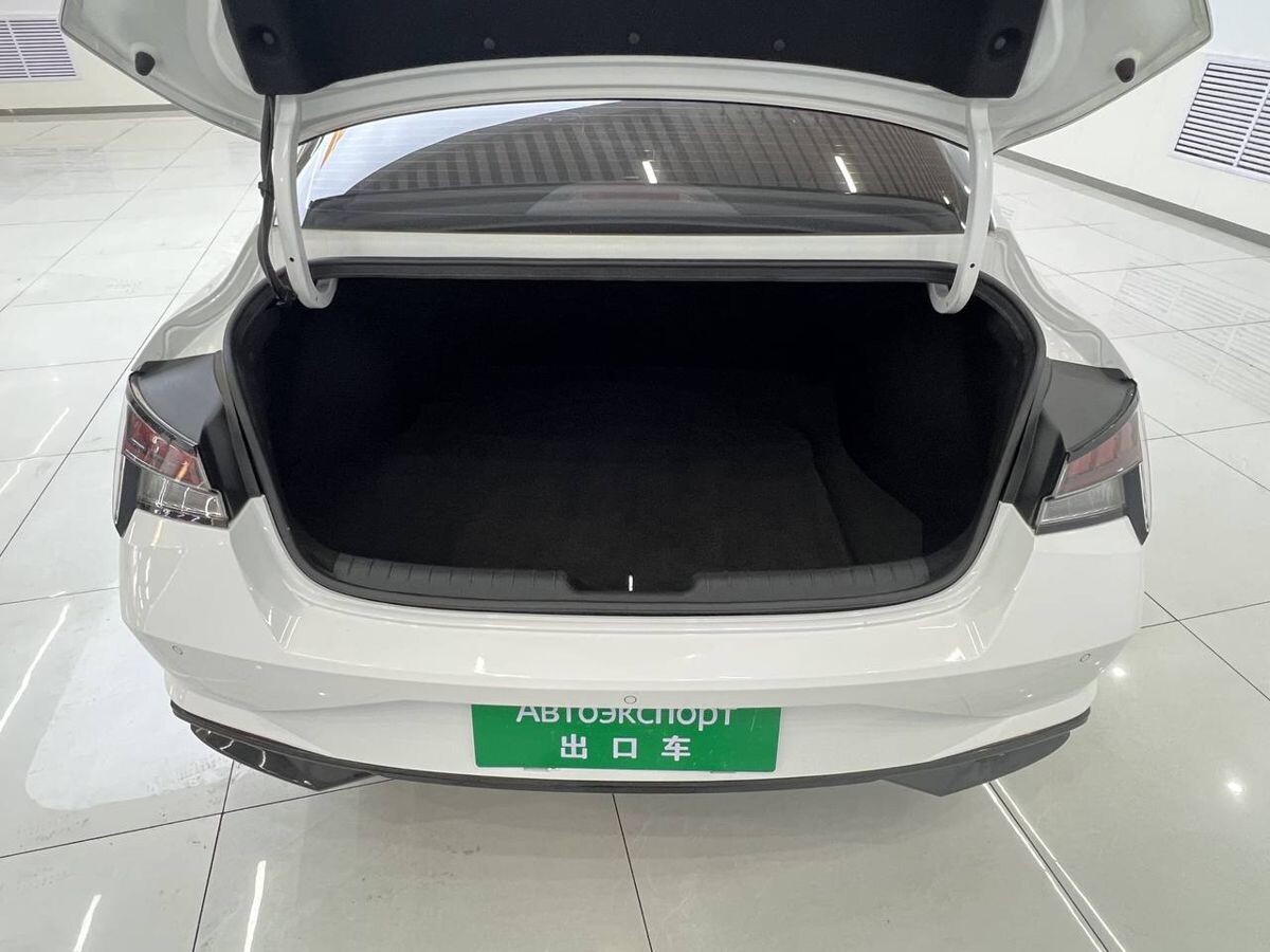 Hyundai Elantra 2022 - фото автомобиля