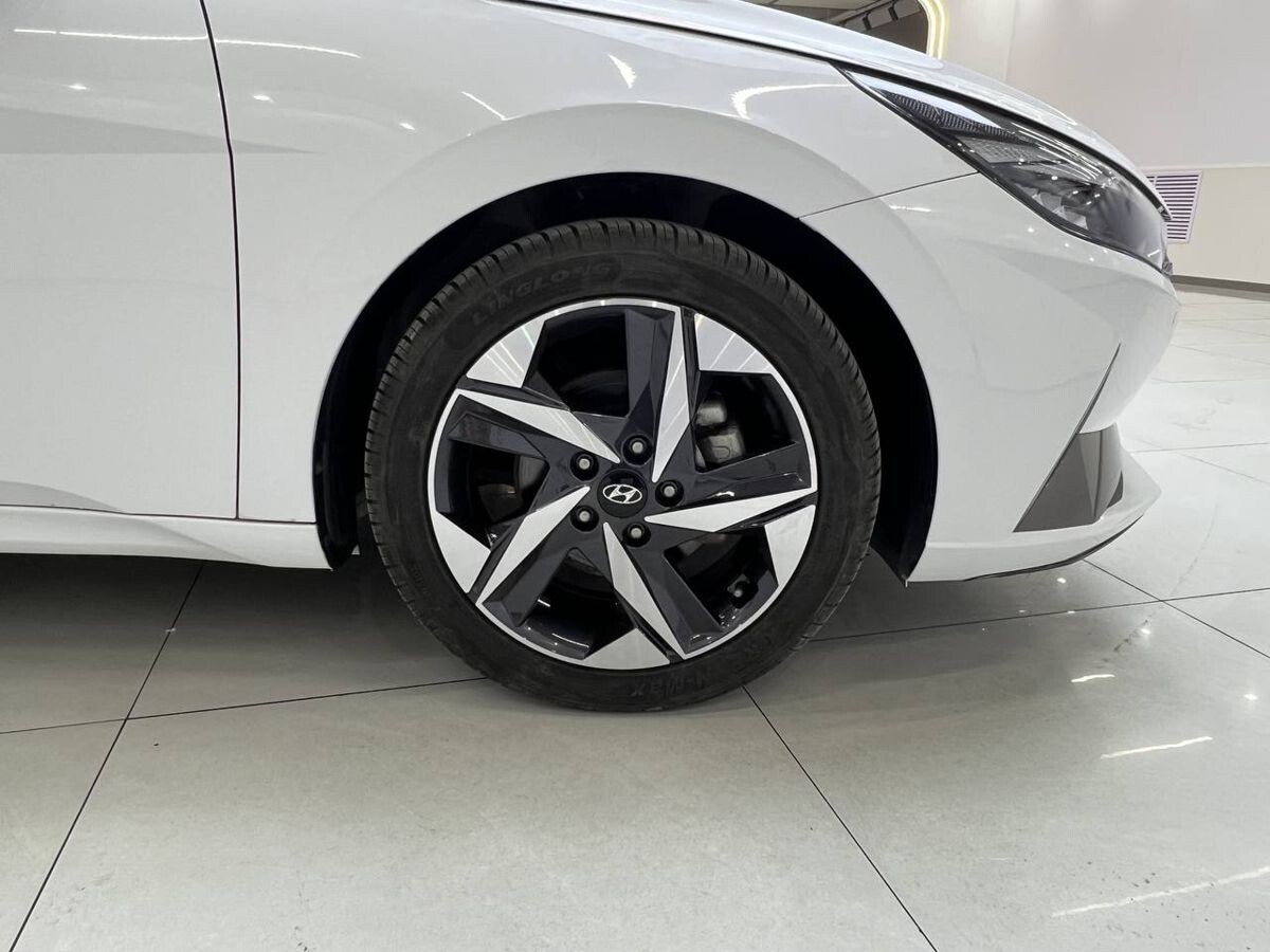 Hyundai Elantra 2022 - фото автомобиля