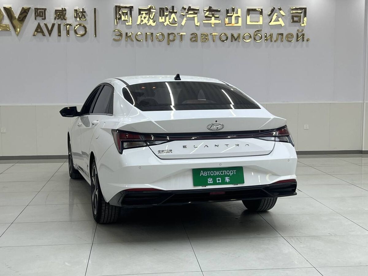 Hyundai Elantra 2022 - фото автомобиля