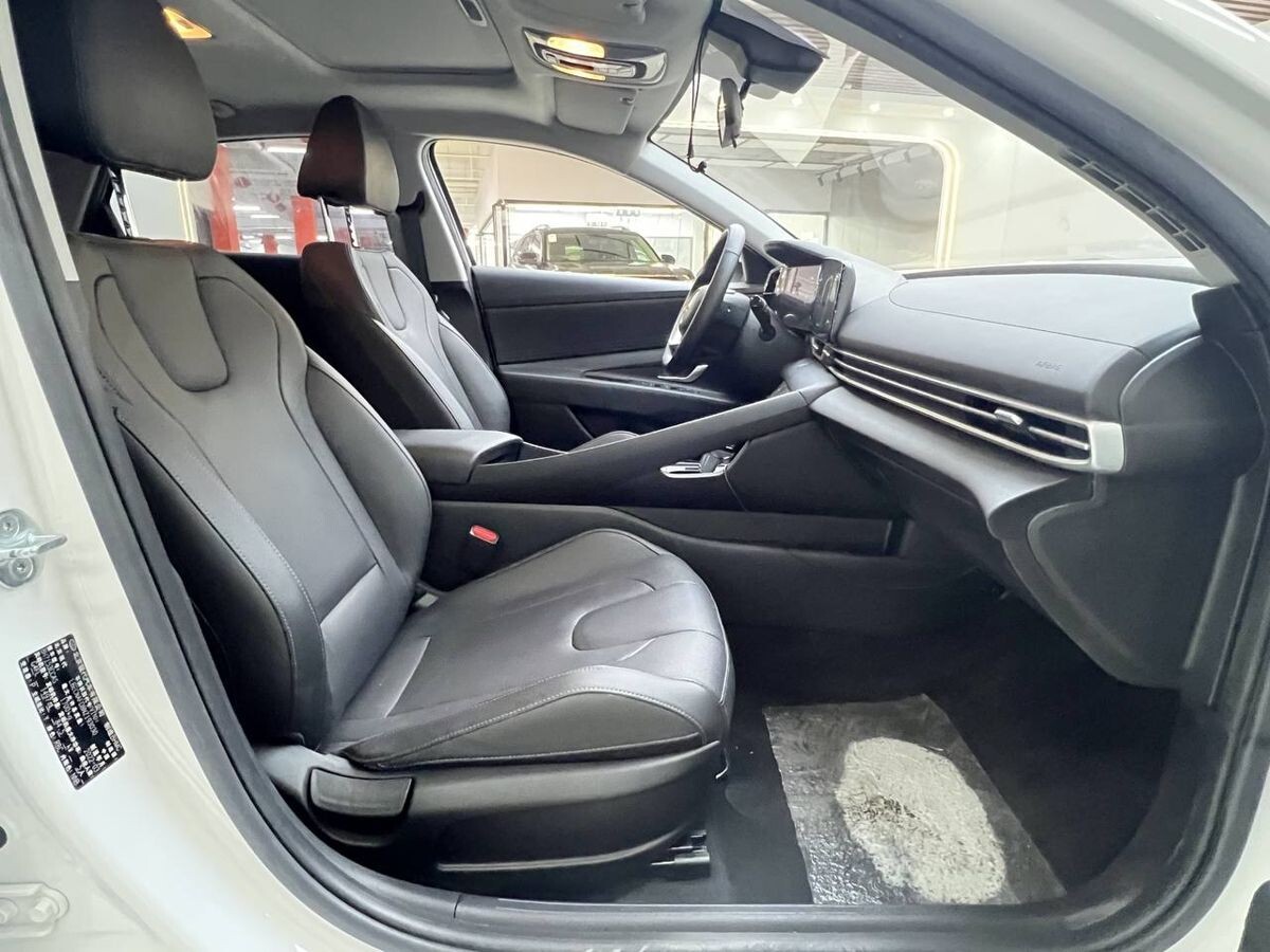 Hyundai Elantra 2022 - фото автомобиля