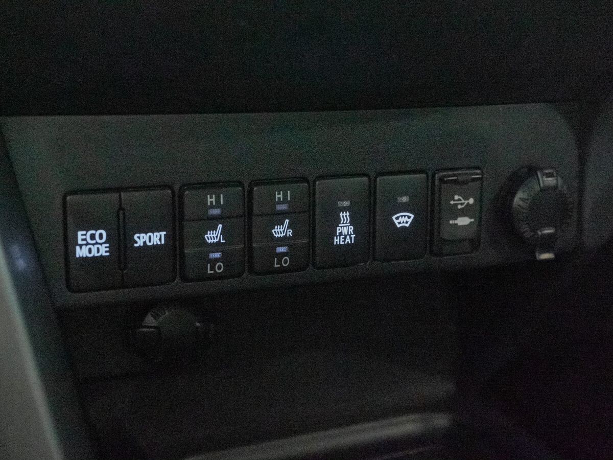 Toyota RAV4 2018 - фото автомобиля