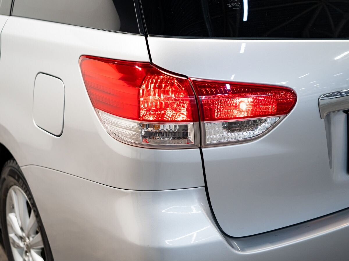 Toyota Wish 2009 - фото автомобиля