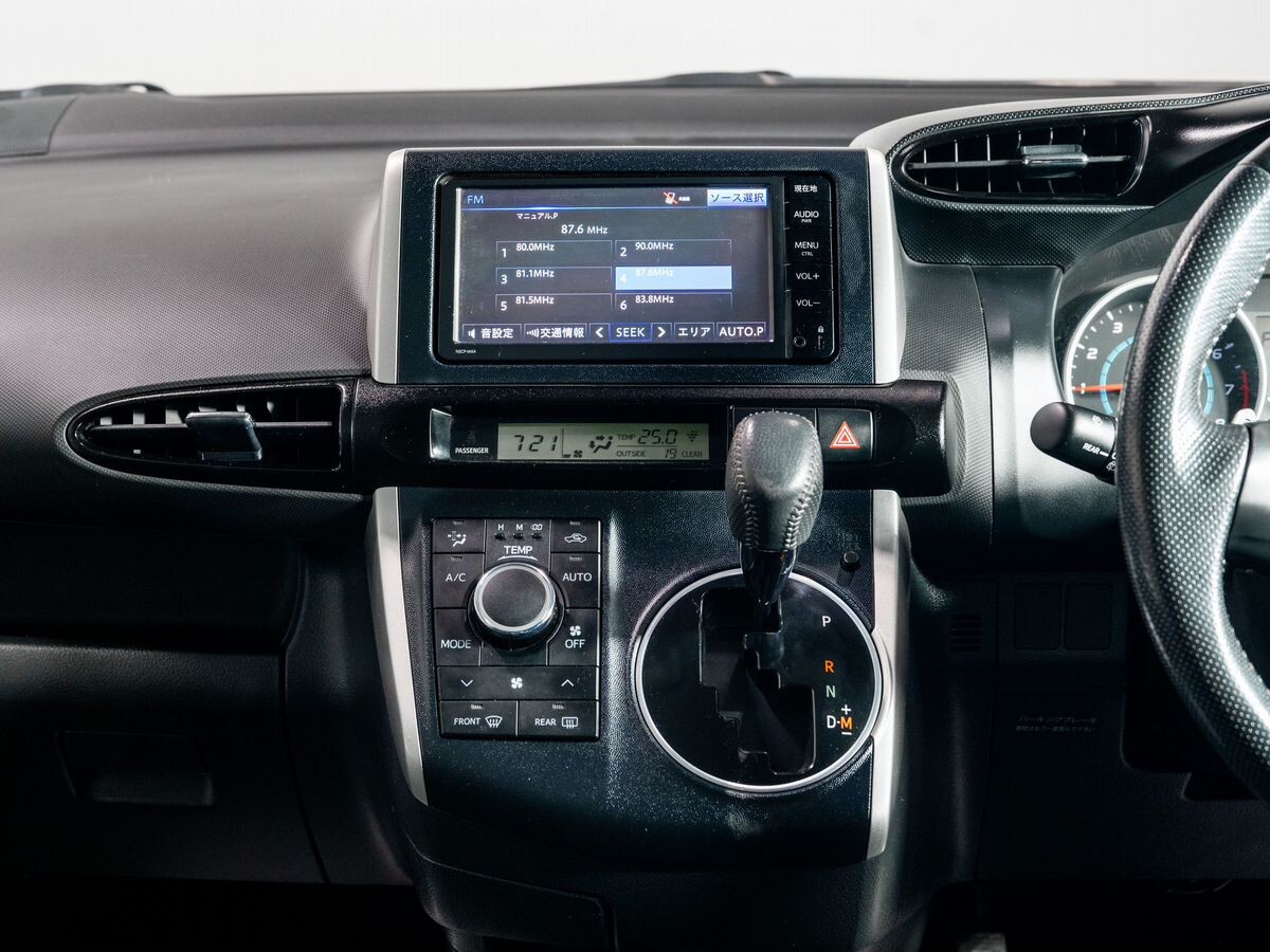 Toyota Wish 2009 - фото автомобиля