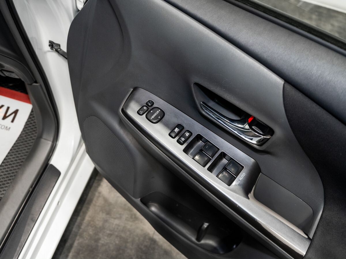 Toyota Prius Alpha 2013 - фото автомобиля