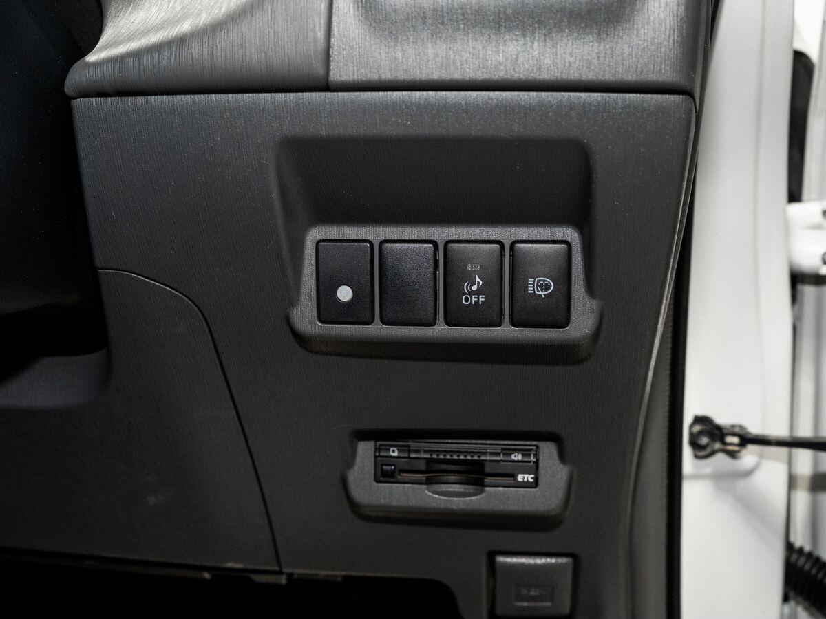 Toyota Prius Alpha 2013 - фото автомобиля