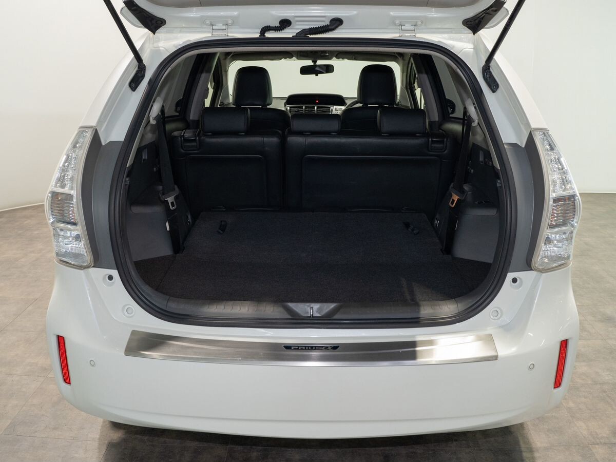 Toyota Prius Alpha 2013 - фото автомобиля