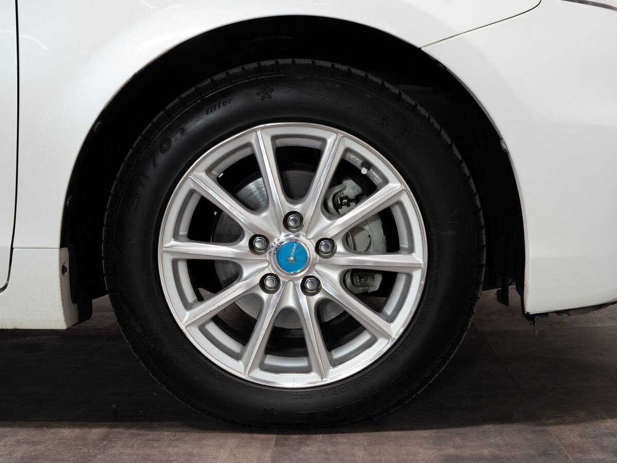 Toyota Prius Alpha 2013 - фото автомобиля