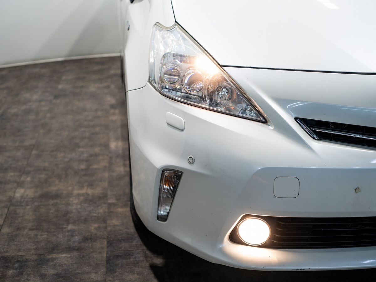 Toyota Prius Alpha 2013 - фото автомобиля