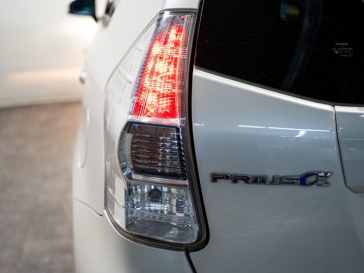 Toyota Prius Alpha 2013 - фото автомобиля