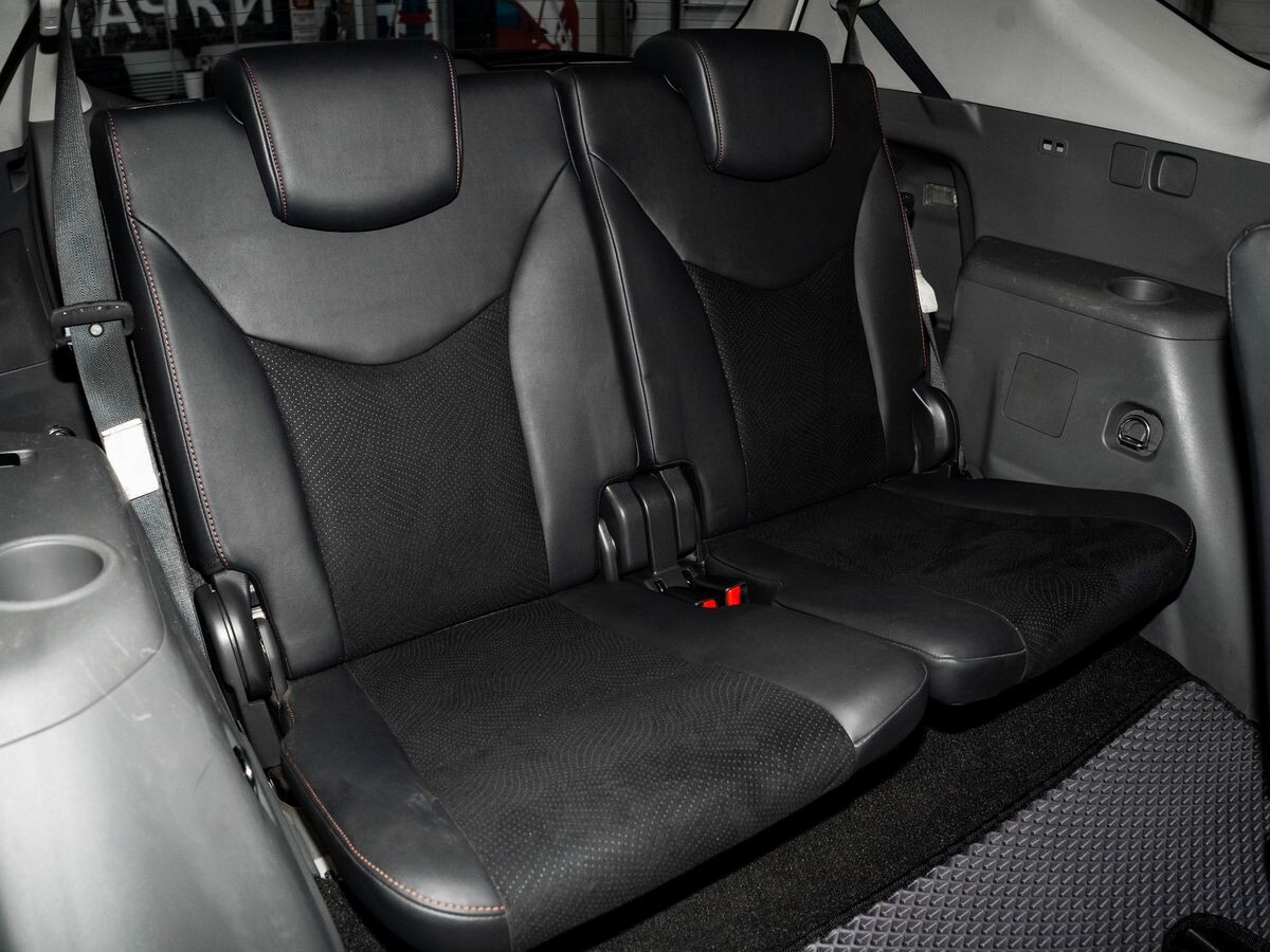 Toyota Prius Alpha 2013 - фото автомобиля