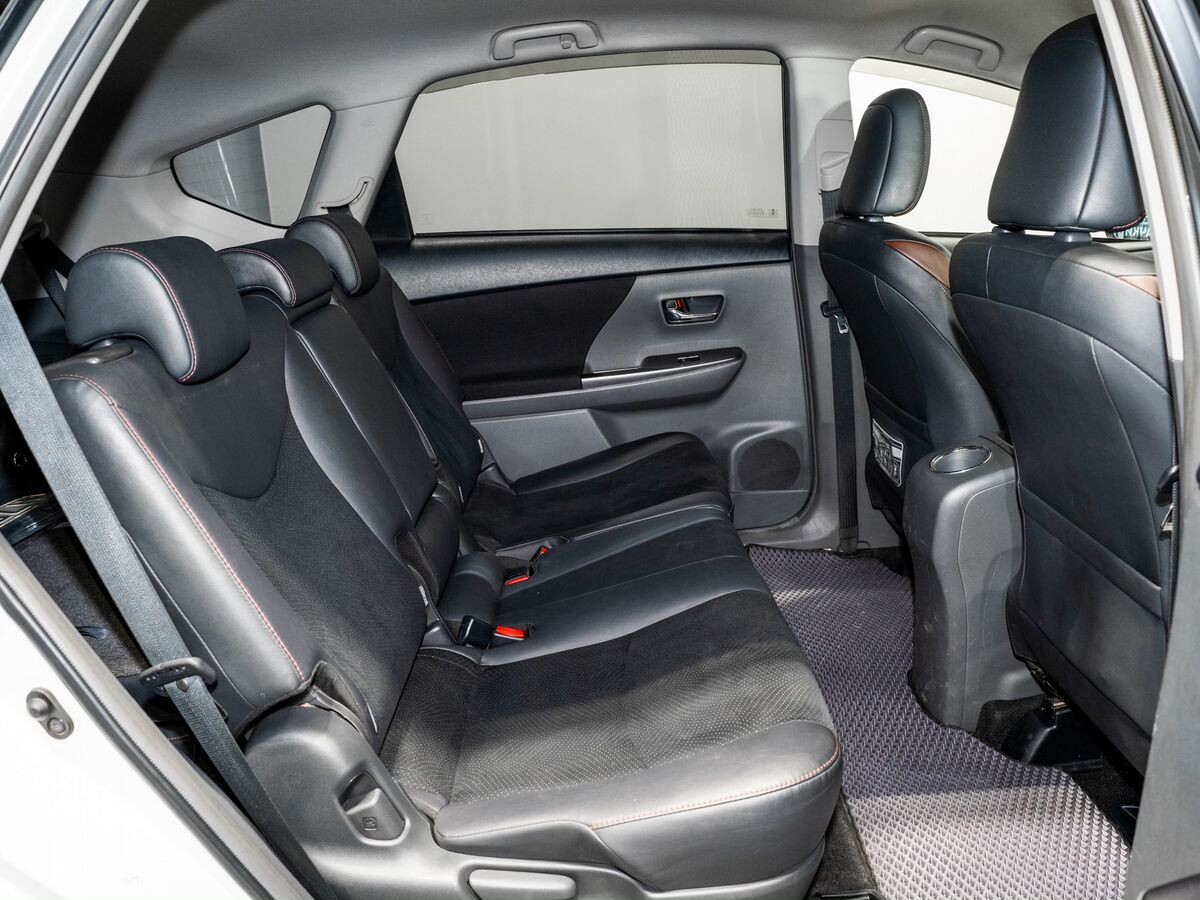 Toyota Prius Alpha 2013 - фото автомобиля