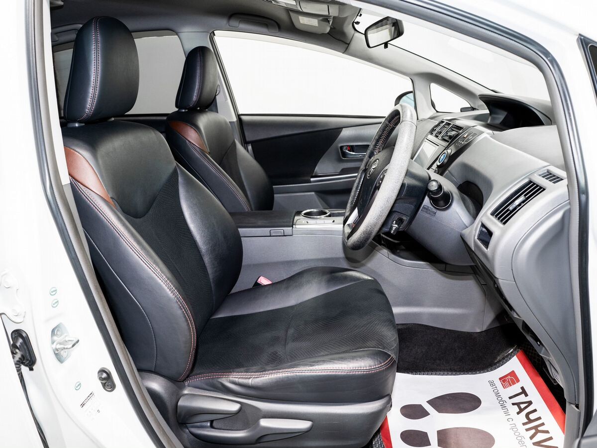 Toyota Prius Alpha 2013 - фото автомобиля