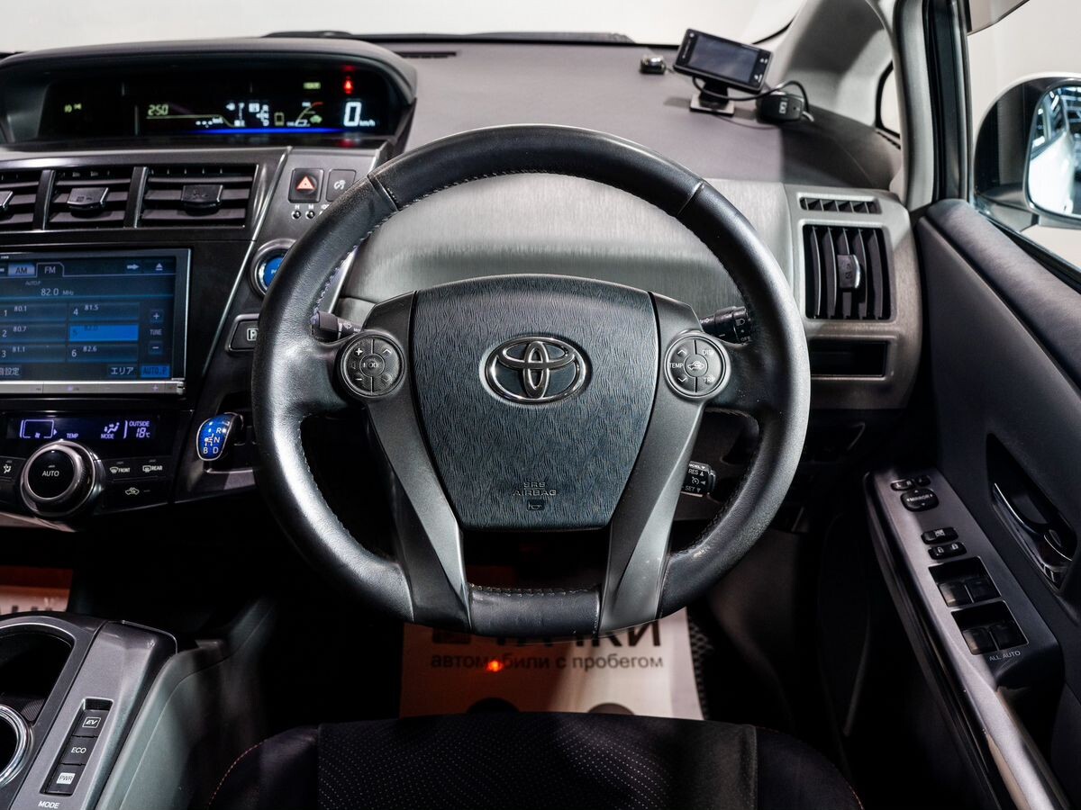 Toyota Prius Alpha 2013 - фото автомобиля