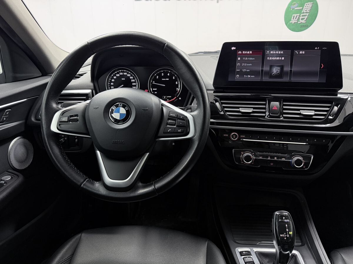 BMW 1-Series 2023 - фото автомобиля