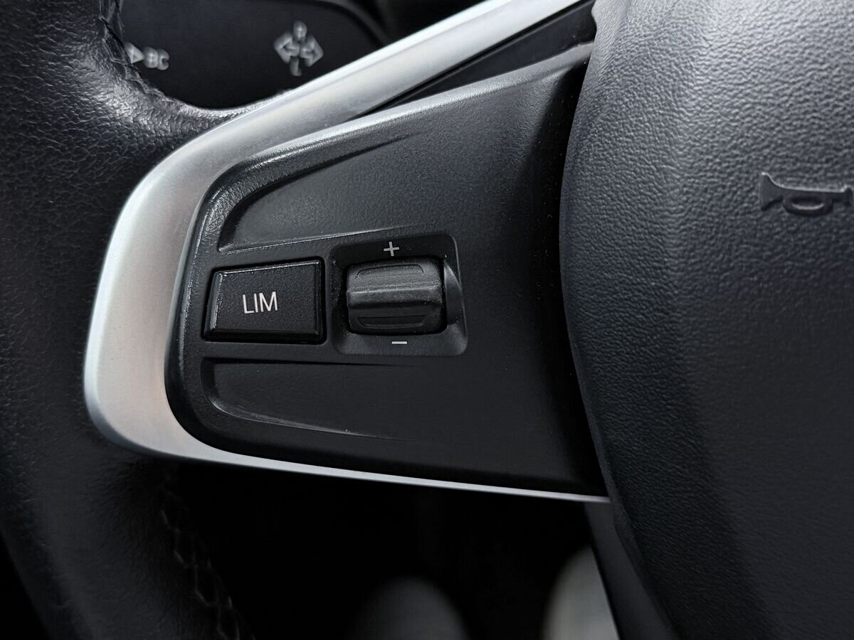 BMW 1-Series 2023 - фото автомобиля