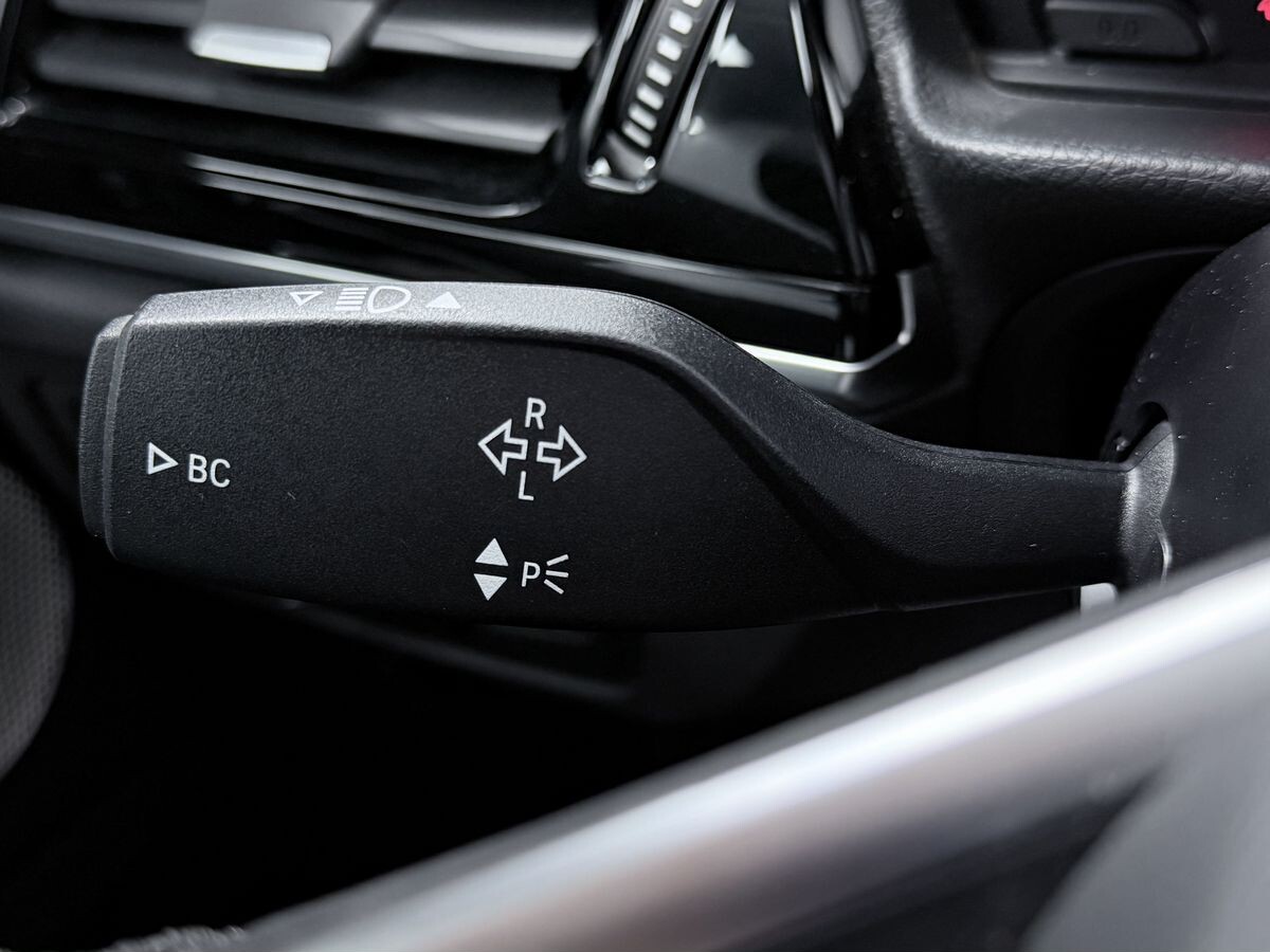 BMW 1-Series 2023 - фото автомобиля