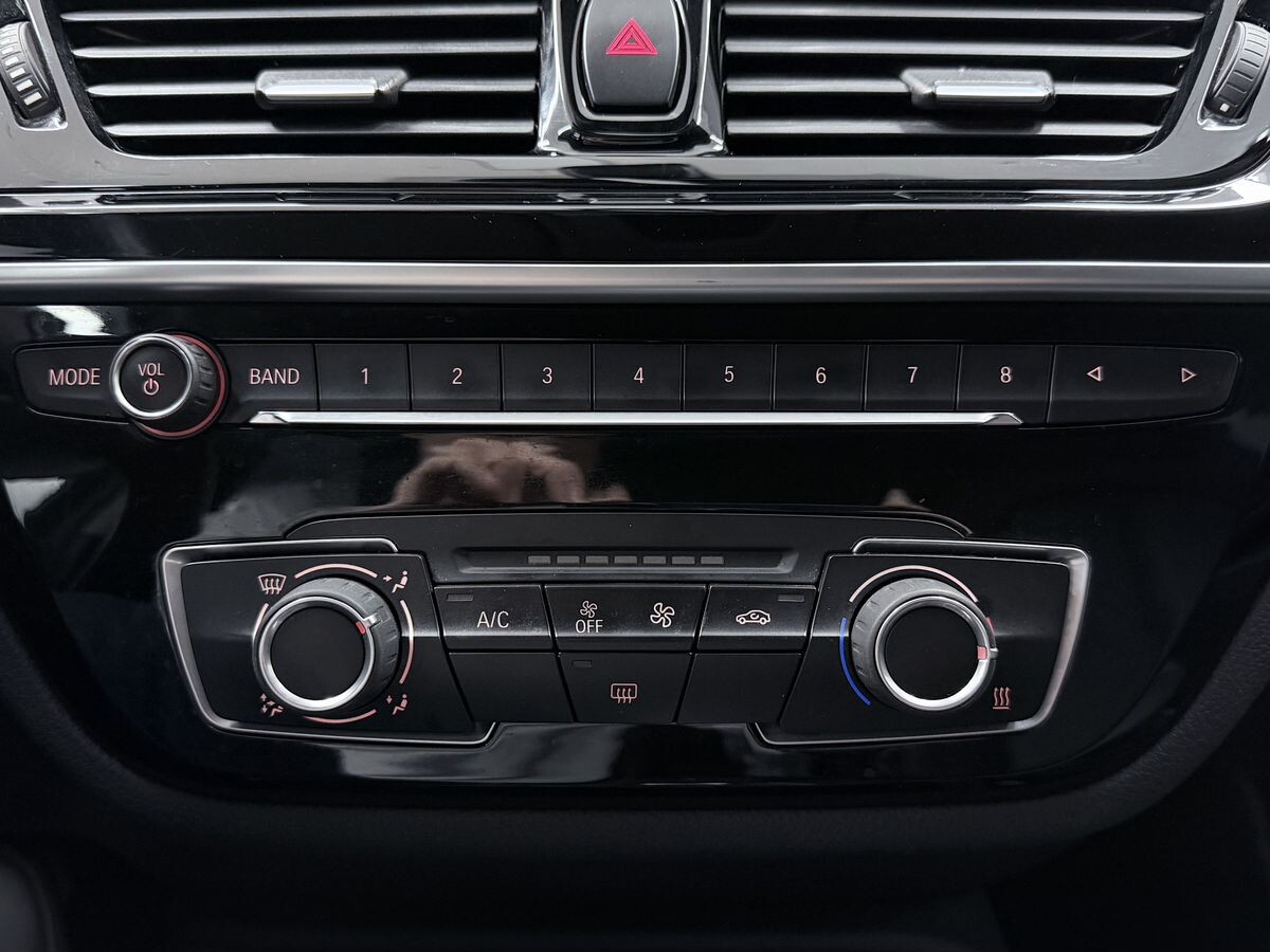 BMW 1-Series 2023 - фото автомобиля