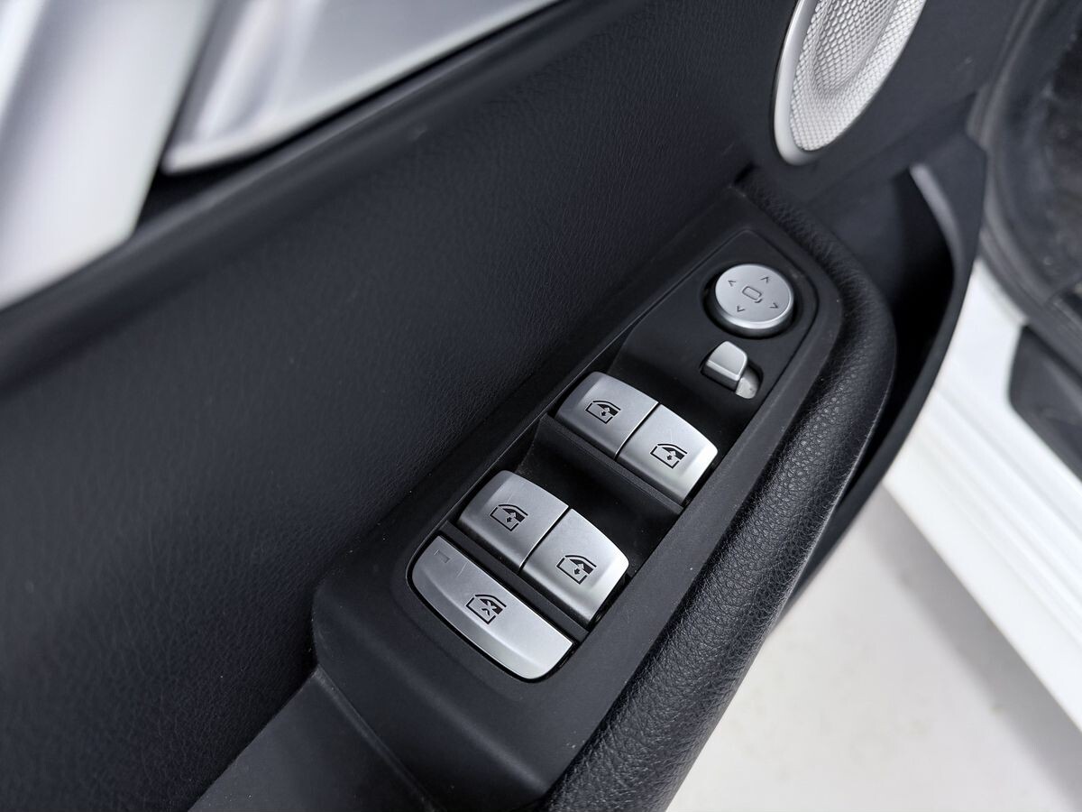 BMW 1-Series 2023 - фото автомобиля