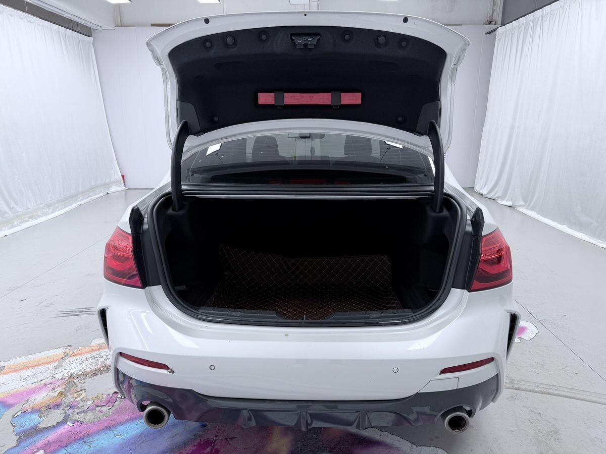 BMW 1-Series 2023 - фото автомобиля